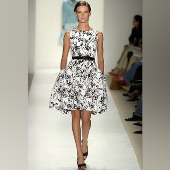 ^$5,000 OSCAR DE LA RENTA ICONIC WHITE FLORAL PLEAD SILK RUNW DRESS US S - Picture 4 of 15
